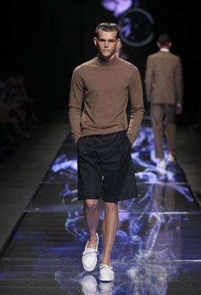 Louis Vuitton تكشف عن مجموعة ربيع صيف 2013 في دبي